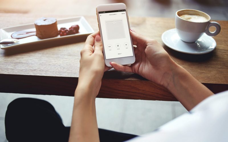 debel_smartline_smartphone-paa-cafe_web Motoriserede gardiner-app-Debel