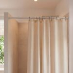 Debel_Rod_Telescopic-Rod_Chrome_Bathroom_1-1_web Teleskopstang til badeforhæng