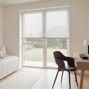 Debel_Twist_VNB_Hvid_office_1-1_web-1024x1024-1-300x300-1.jpg Twist alu-persienne