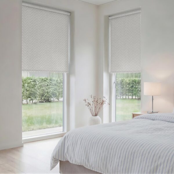 Debel_ZigZag_RLB_Hvid-BO_Bedroom_1-1_web Zig Zag rullegardin mørklægning